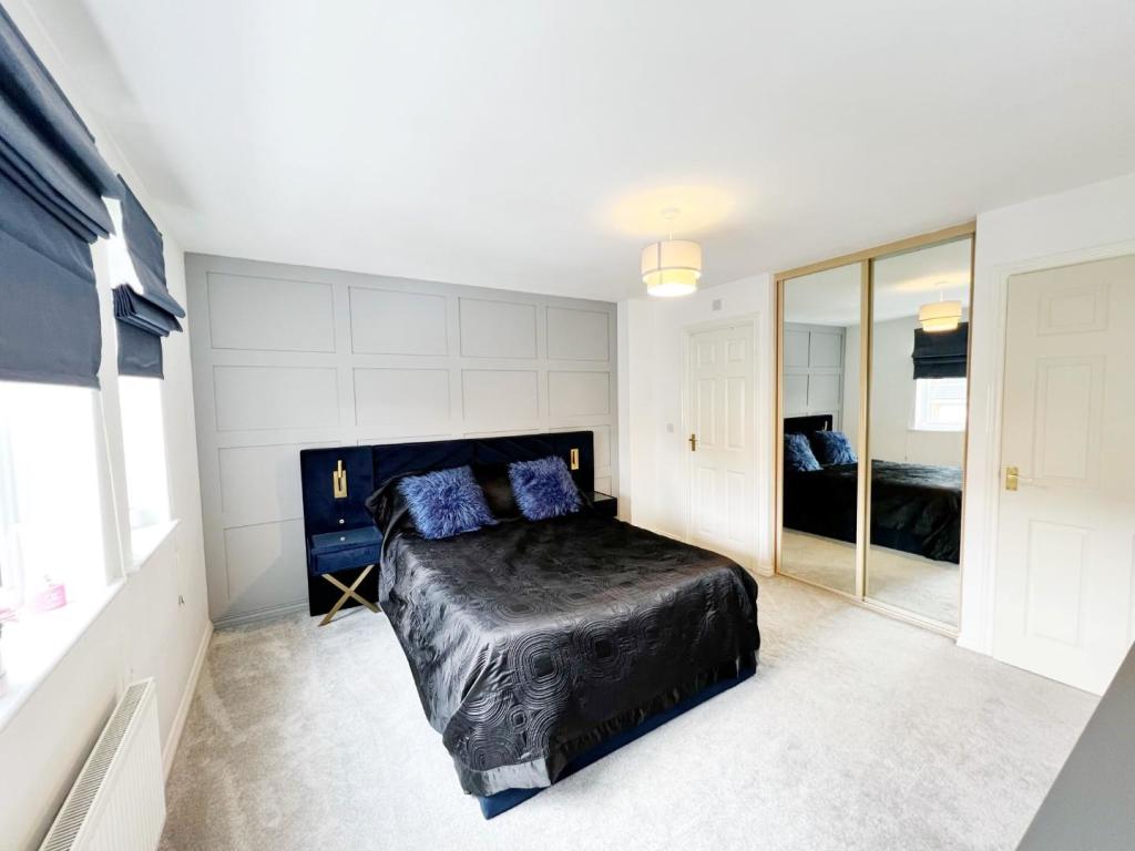 Bedroom 1 pic 3.jpg