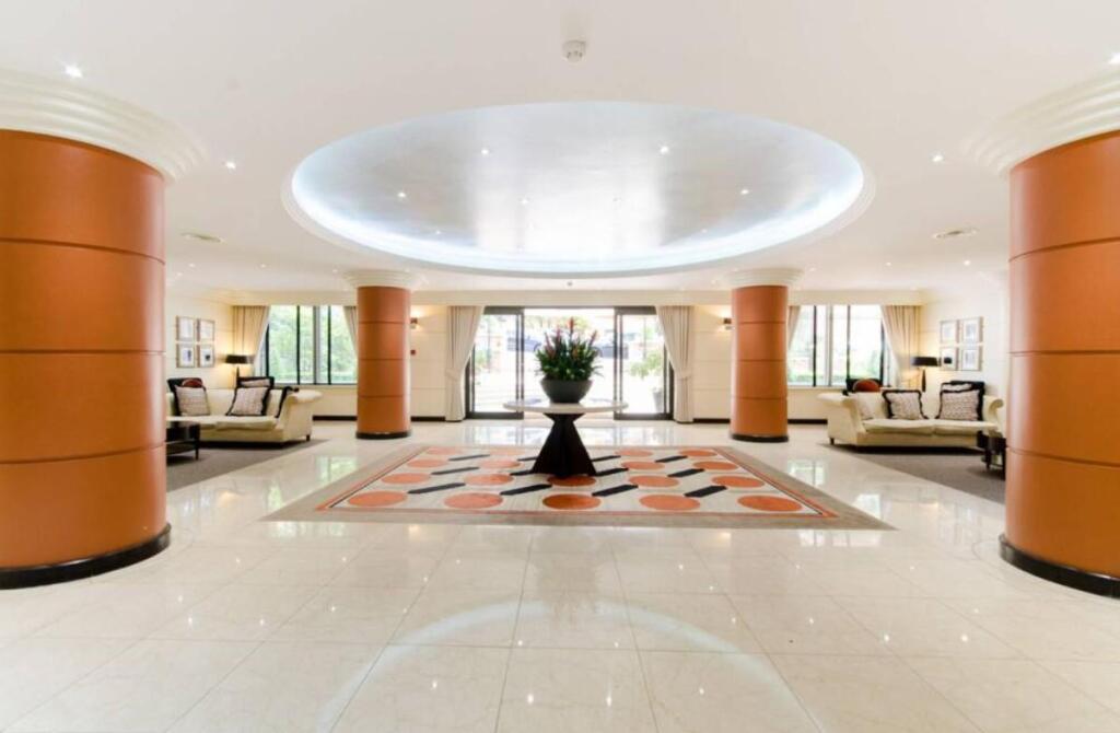 foyer.jpg