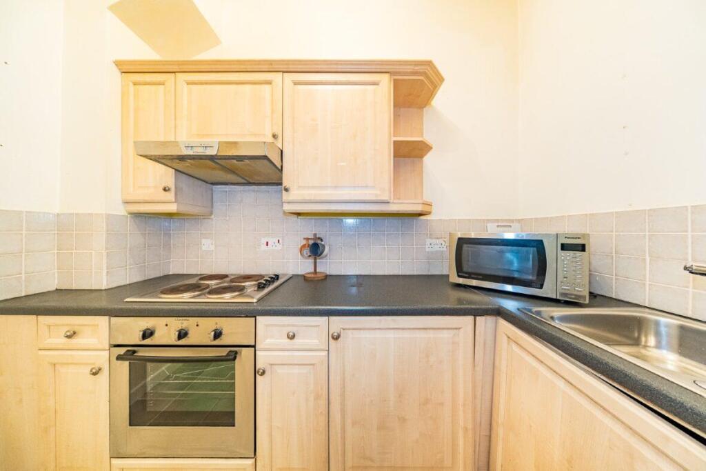 11 vale lodge kitchen 2.jpg