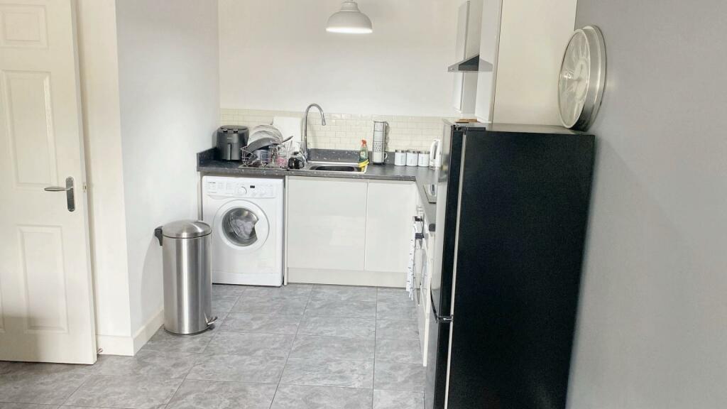 new road kitchen.jpg