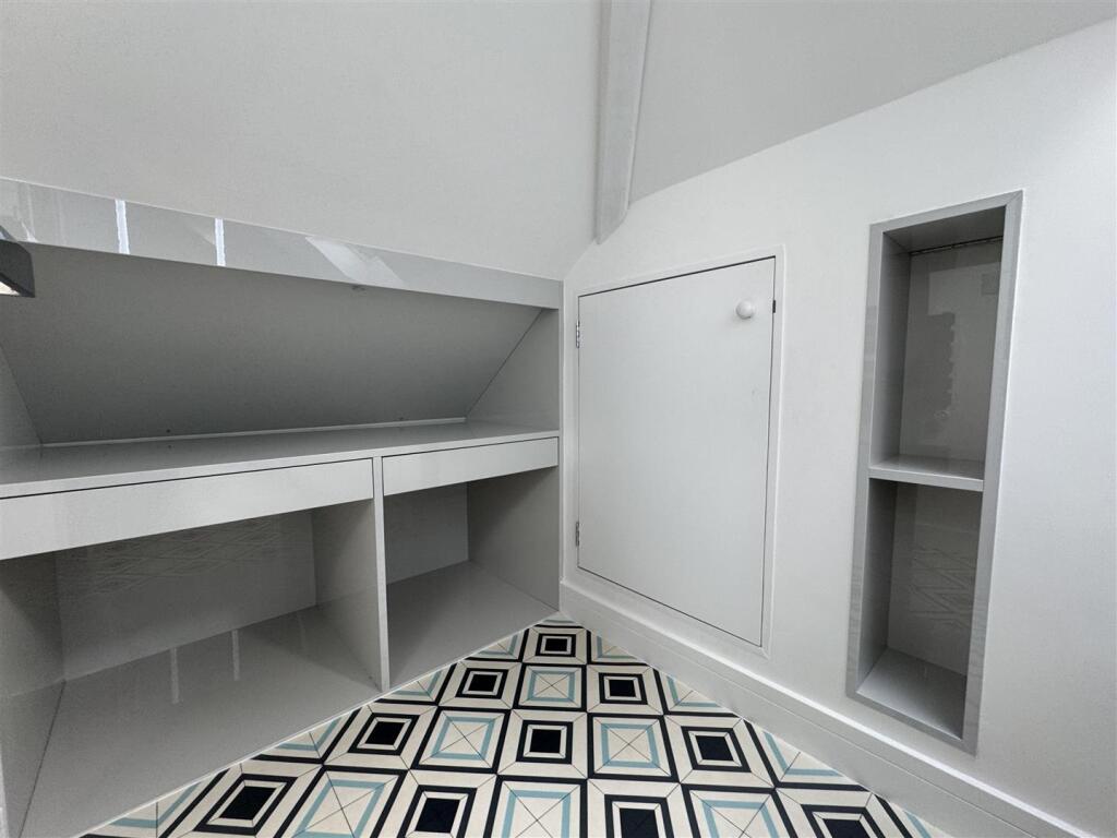 Storage in En-Suite
