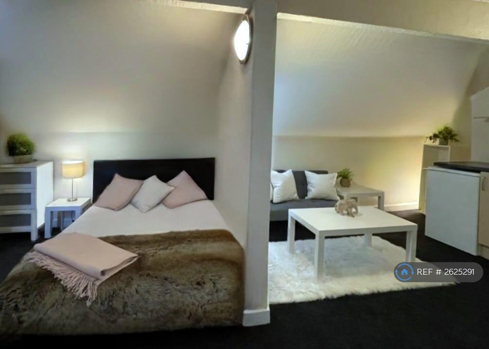 Room 4 Lounge/Bedroom