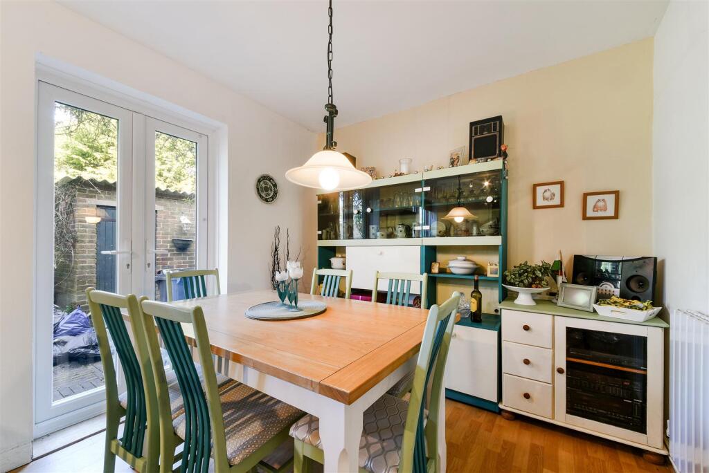 GALE CRESCENT, 6 (20).jpg