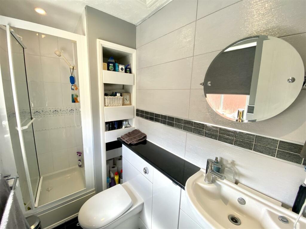 EN-SUITE SHOWER ROOM