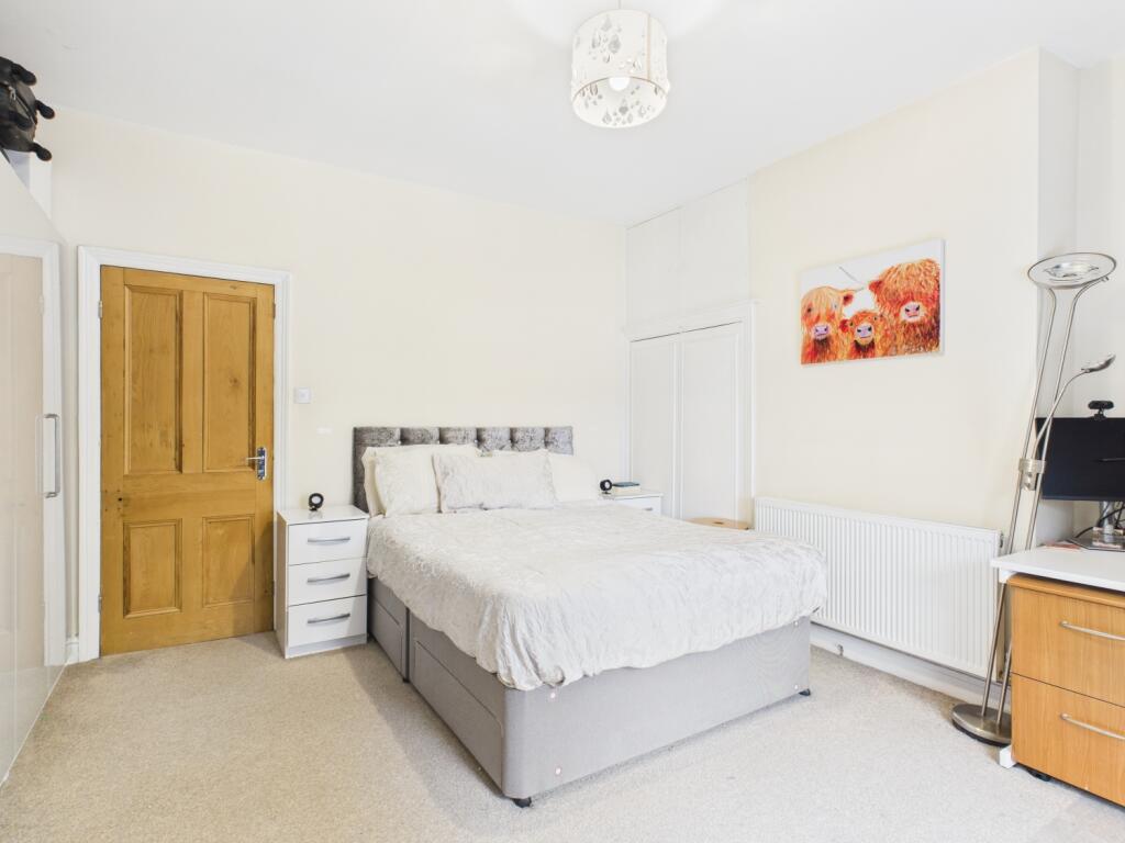 CAM03729G0-PR0165-STILL006