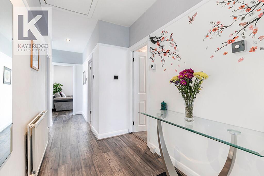 St. Clair Drive, Worcester Park - KT4 8UE