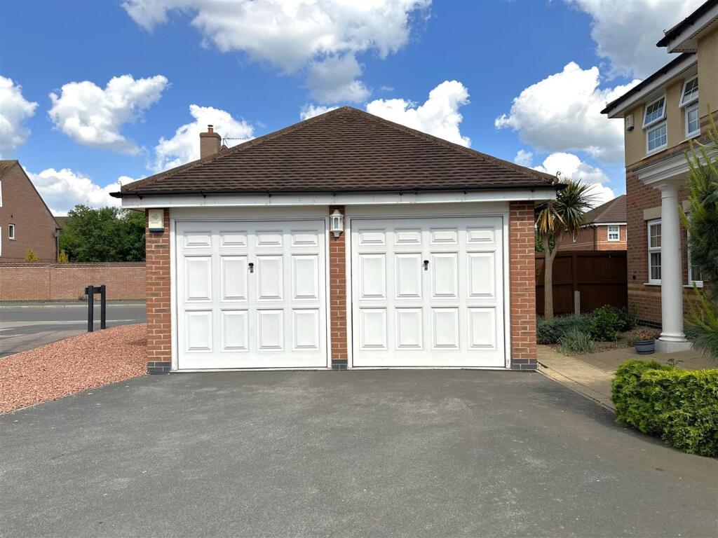 Detached Double Garage &amp; Driveway 551