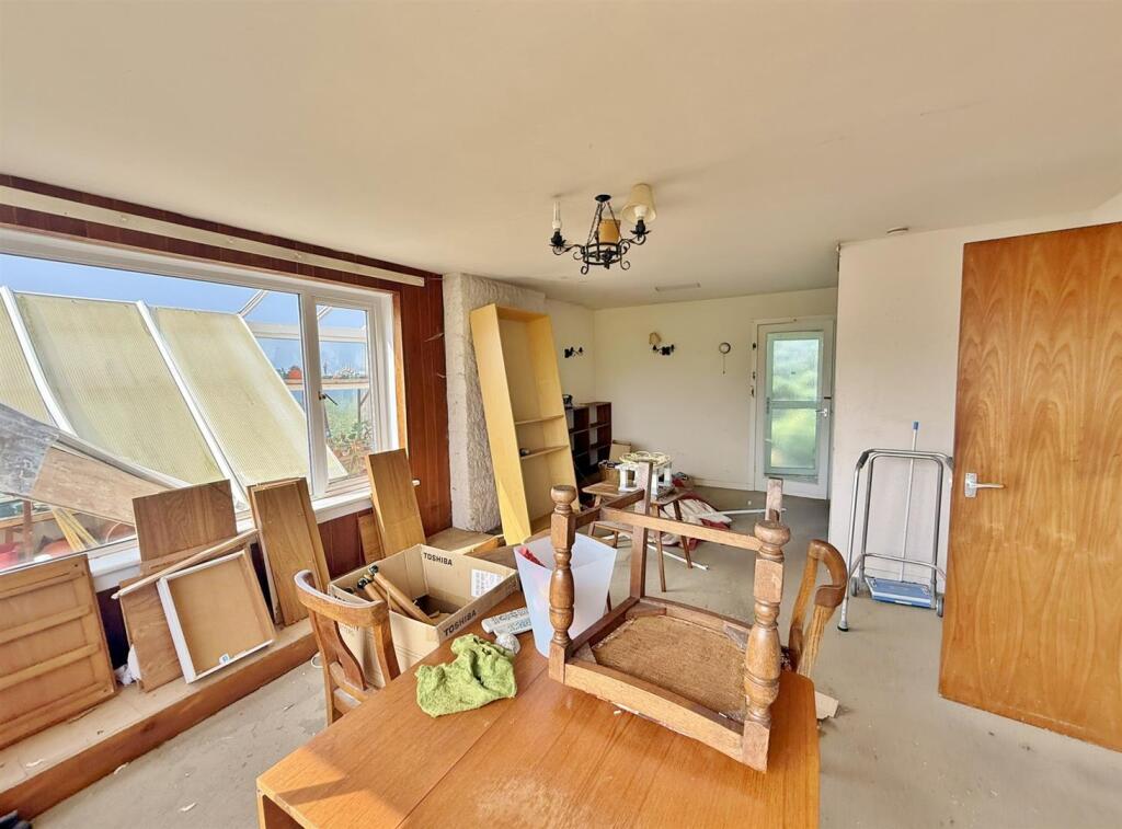 Lounge/ dining room