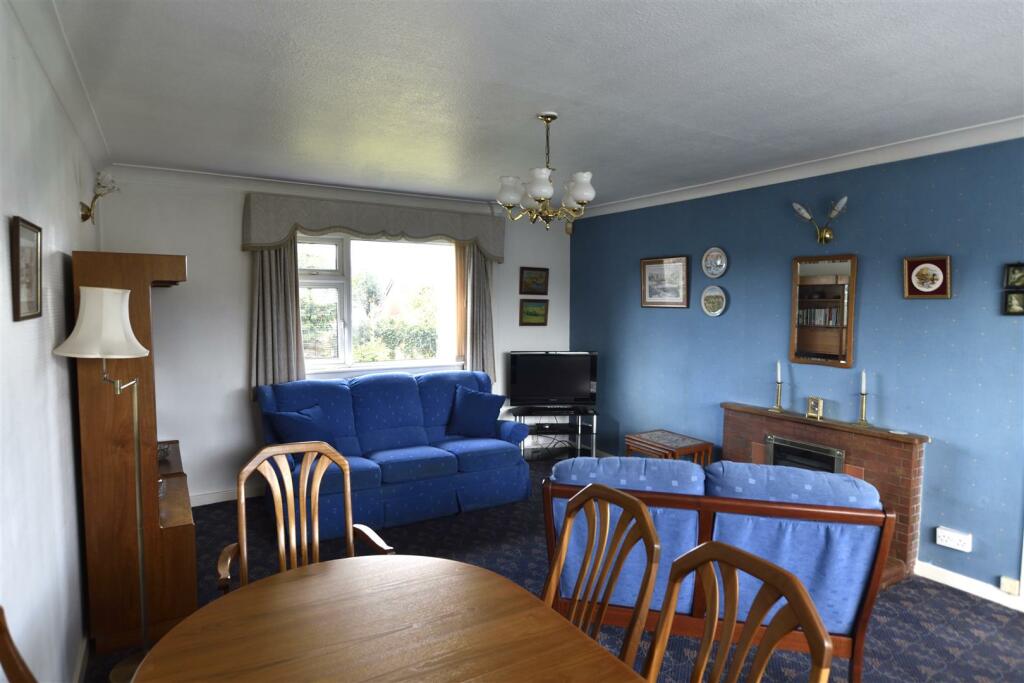 7. Lounge.JPG