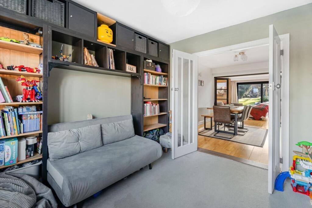 Farthings, Badby Road West