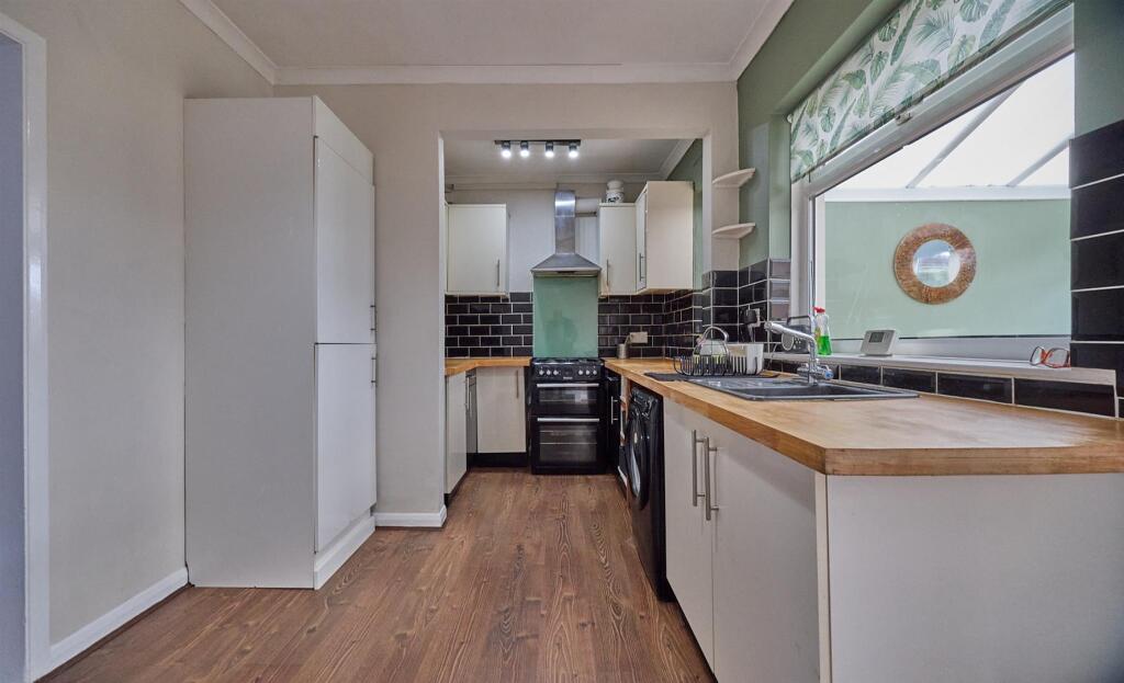 FITTED DINING KITCHEN TO REAR