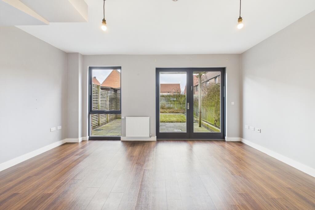 CAM03162G0-PR0225-STILL005