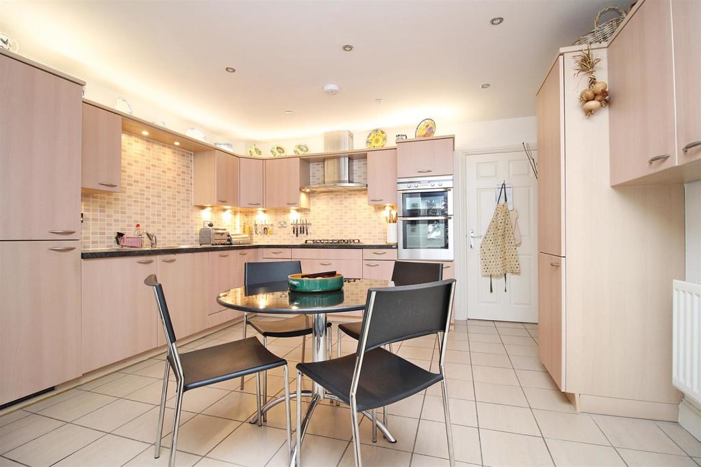 Kitchen, breakfast 2.JPG