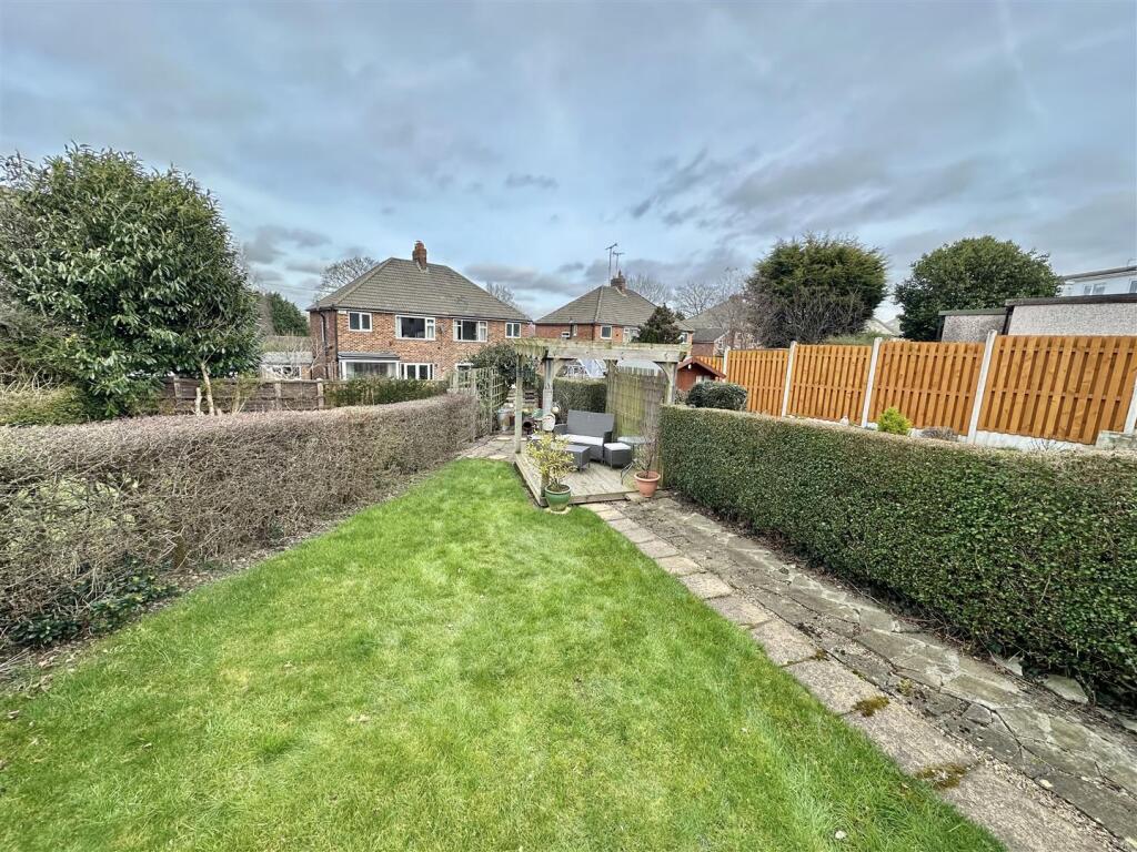 Bramleys Estate Agents - Cornmill Crescent (21).jp