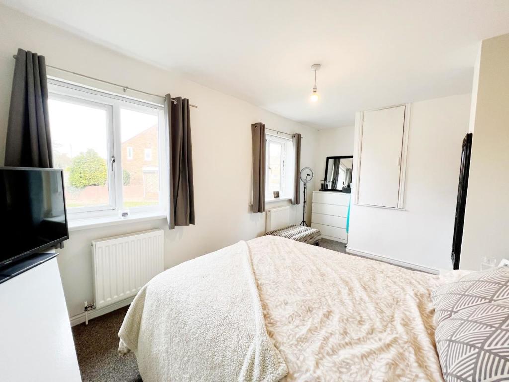 Bedroom 1 pic 3.jpg