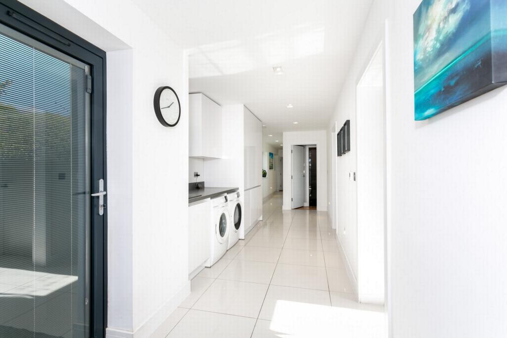 Inner hallay/utility