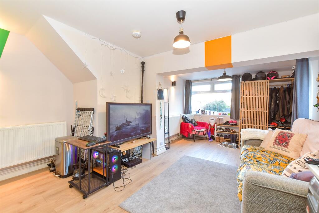 Lounge/ Kitchen