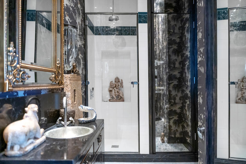 F ? 21 Queens Gate T