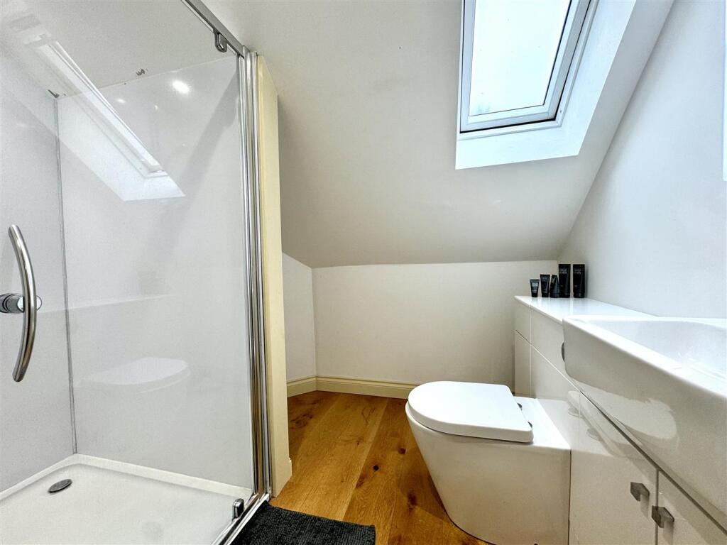 EN-SUITE SHOWER ROOM