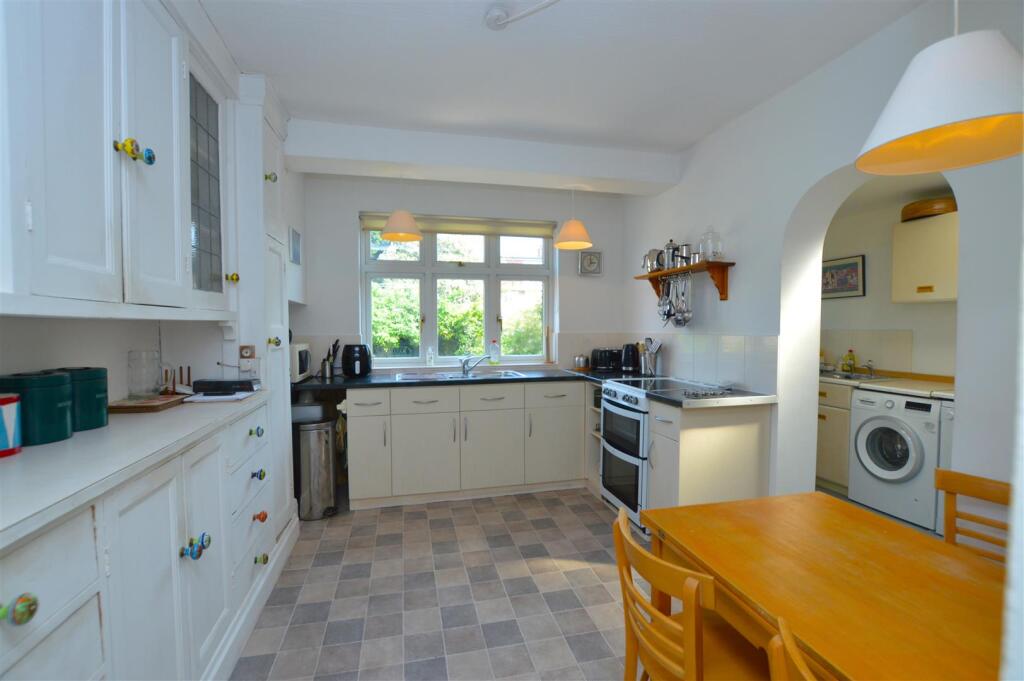 33 Strathearn Avenue kitchen.JPG