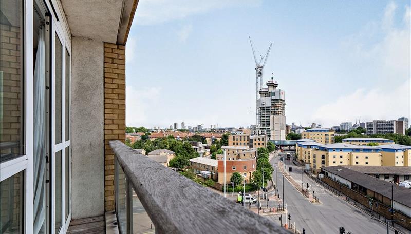 2 bedroom apartment to rent in Westferry Circus £908 P.W