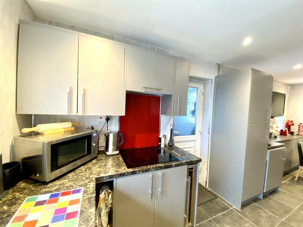 KITCHEN/DINING ROOM