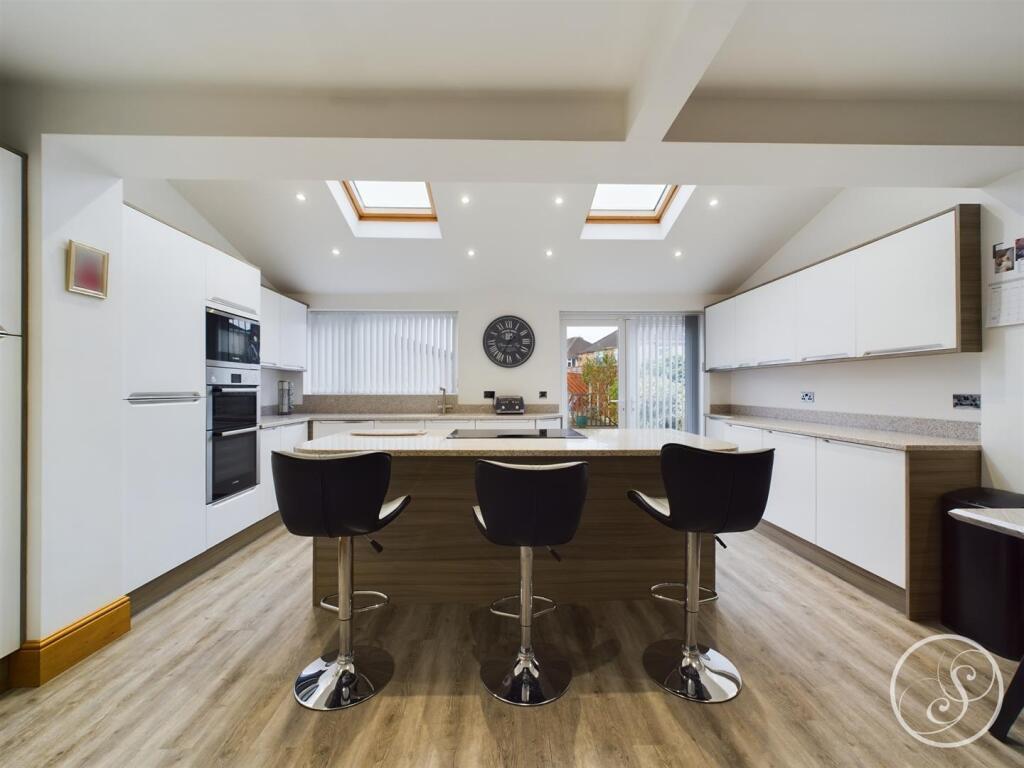 KITCHEN/DINER/FAMILY ROOM