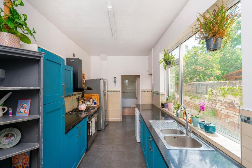 0C6REN - Kitchen A.jpg