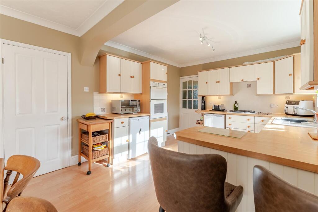 28 Bishops Road, BS49 4NG 15.jpg