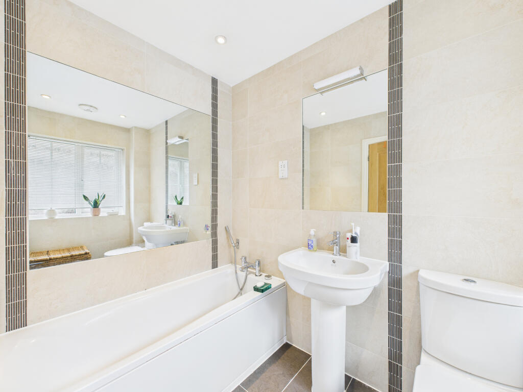 CAM02909G0-PR0439-STILL036