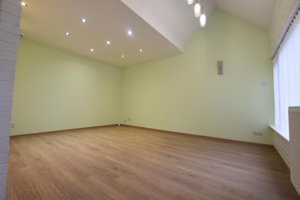 85 Arncliffe Drive lounge