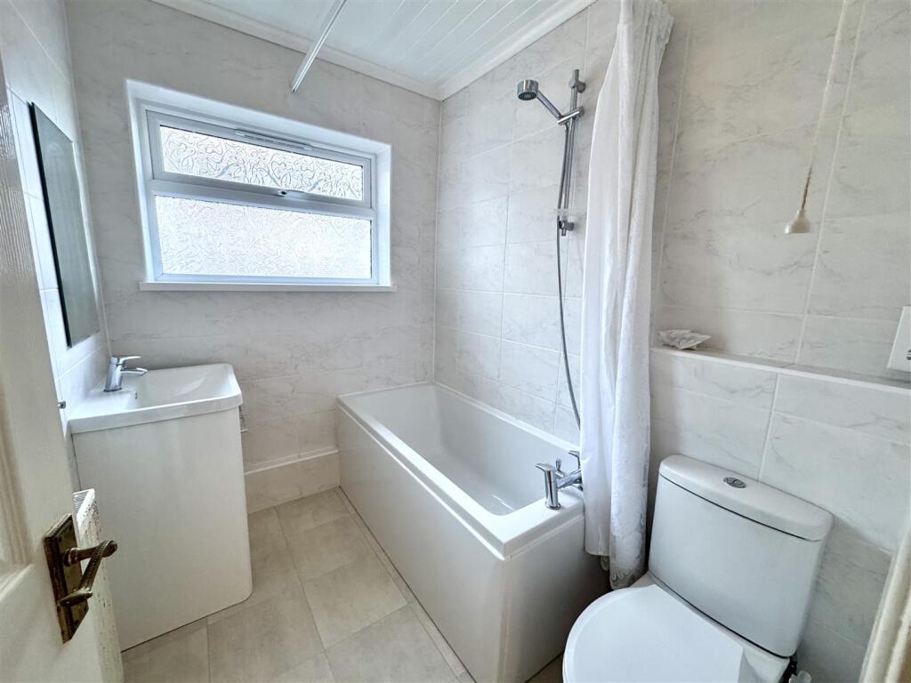 FAMILY BATHROOOM