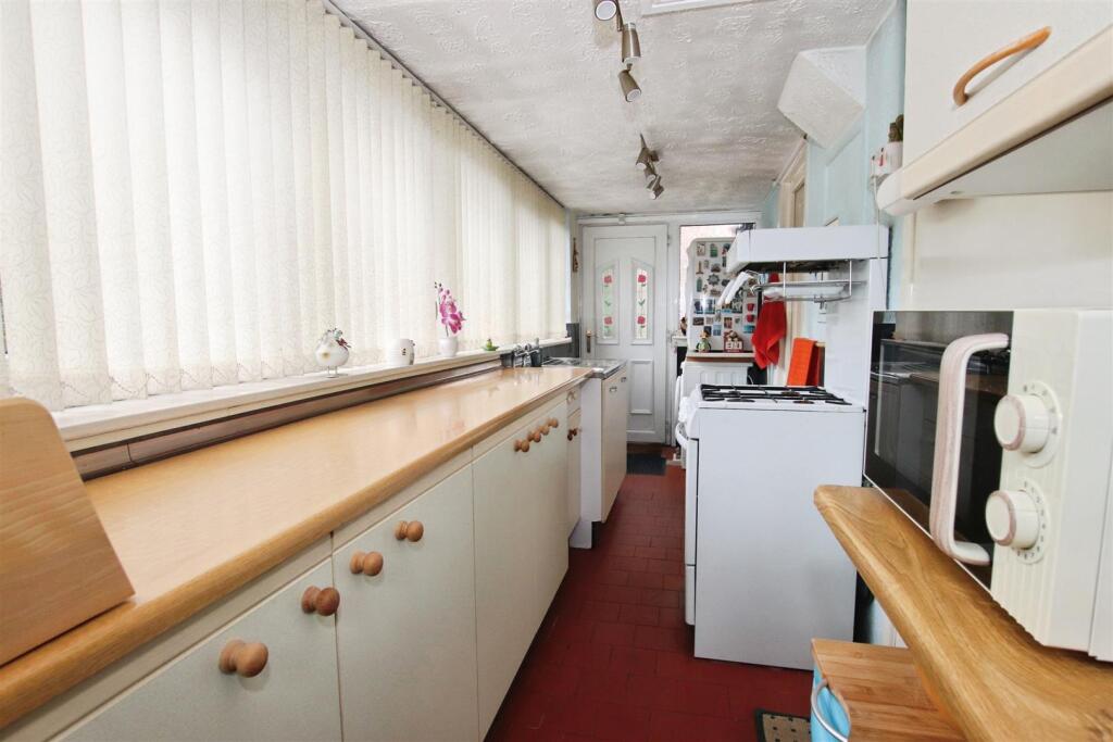 FITTED KITCHEN