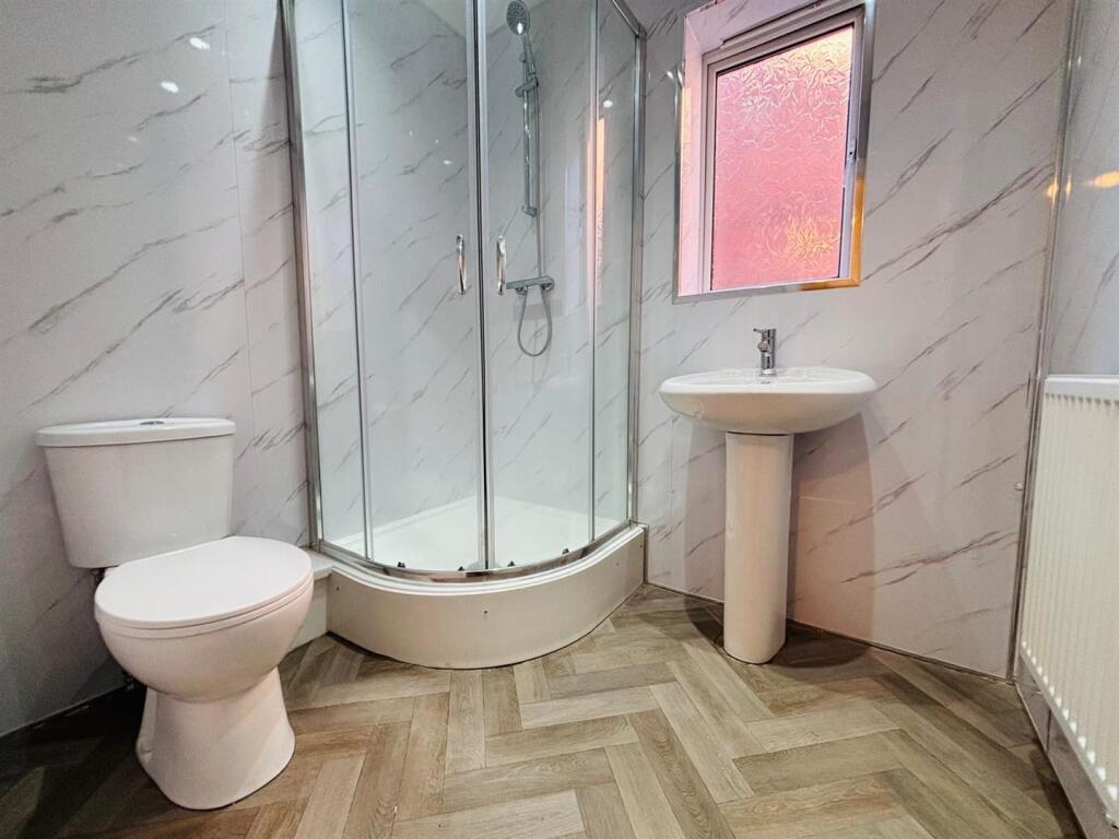 Family Shower Room / WC: