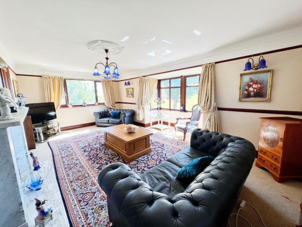 Bedroom 1 pic 2.jpg