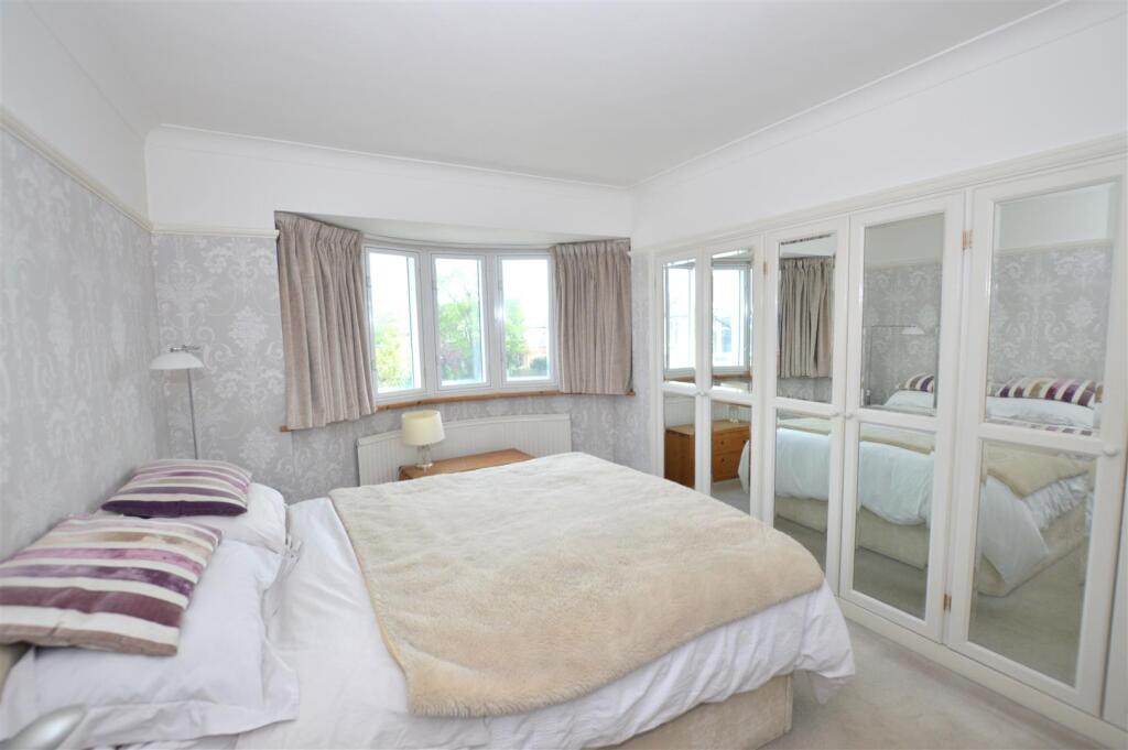 29 Old Manor Drive bed 1a.JPG