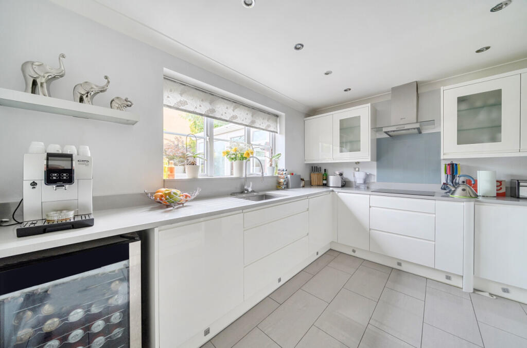 1369298-5-68f1083...