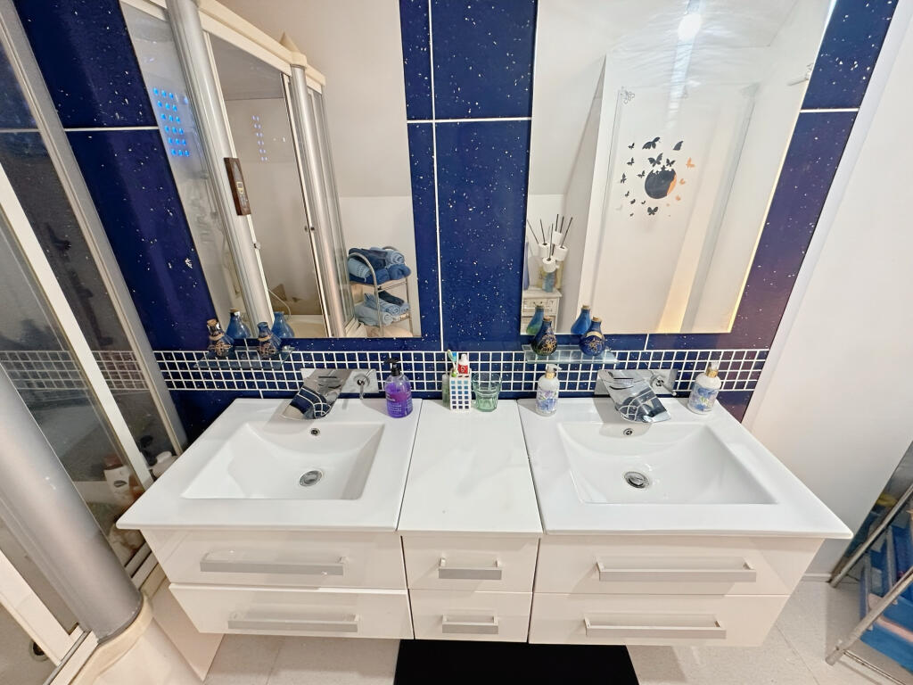 Ensuite his &amp; her sinks