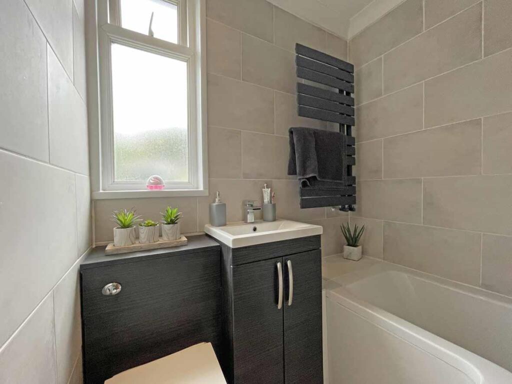 Old Laira Road 331 - Bathroom.jpg