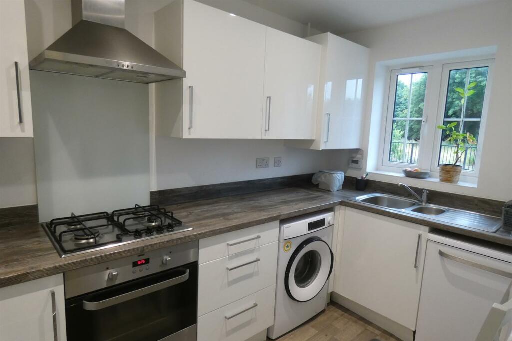FITTED KITCHEN
