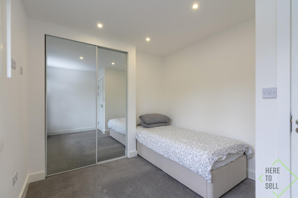 15 Flexmere Rd, London N17 7AU-1