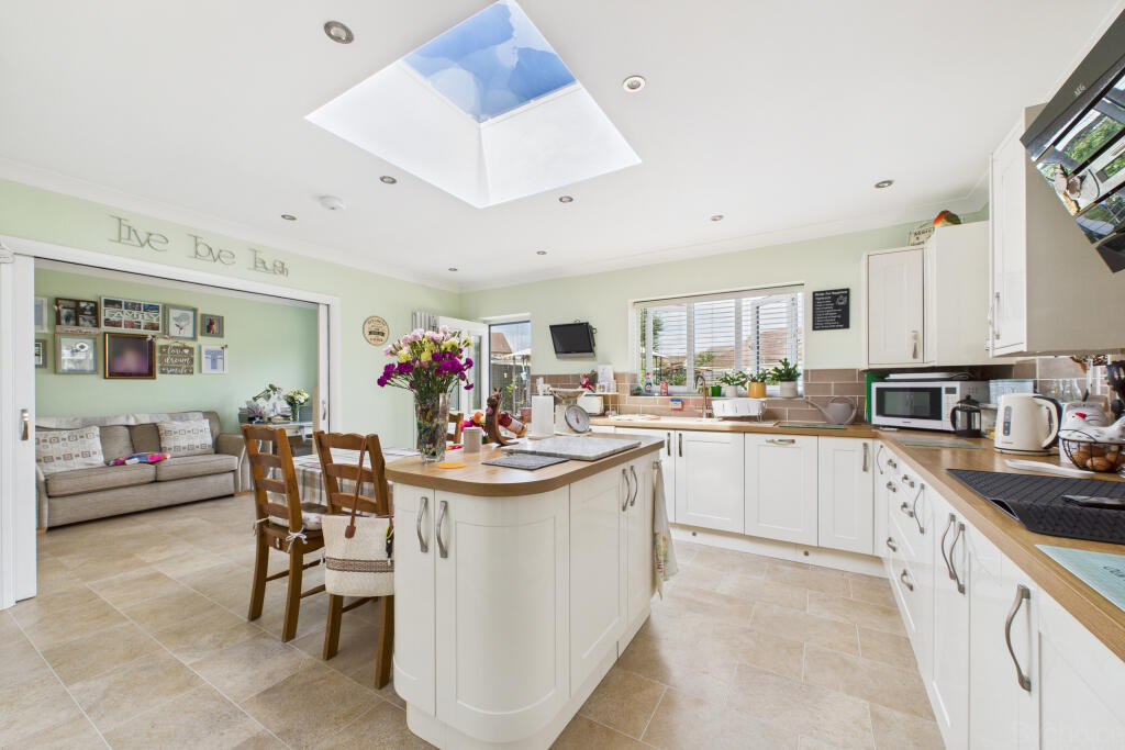 CAM05449G0-PR0027-STILL007