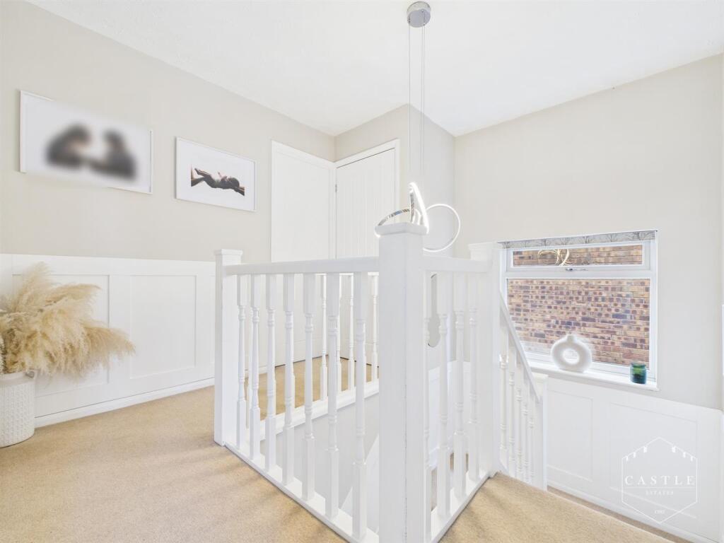 FIRST FLOOR LANDING