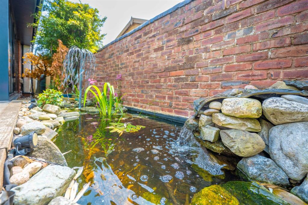Pond with Water Feature (Garden)