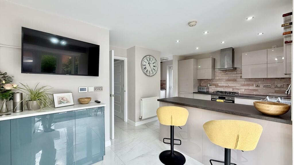 Kitchen/family ro...