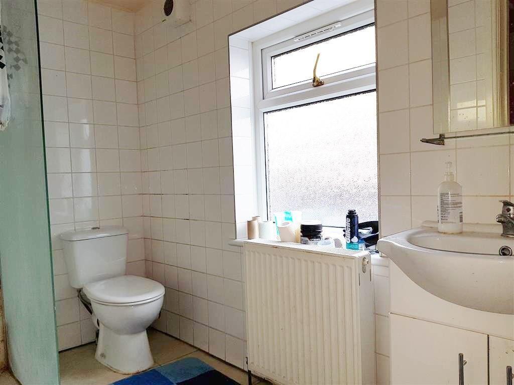 GROUND FLOOR BATHROOM