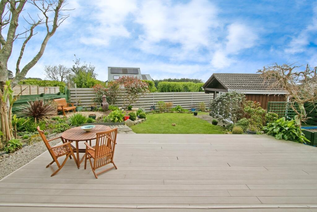 Decked Sun Terrace &amp; Rear Garden