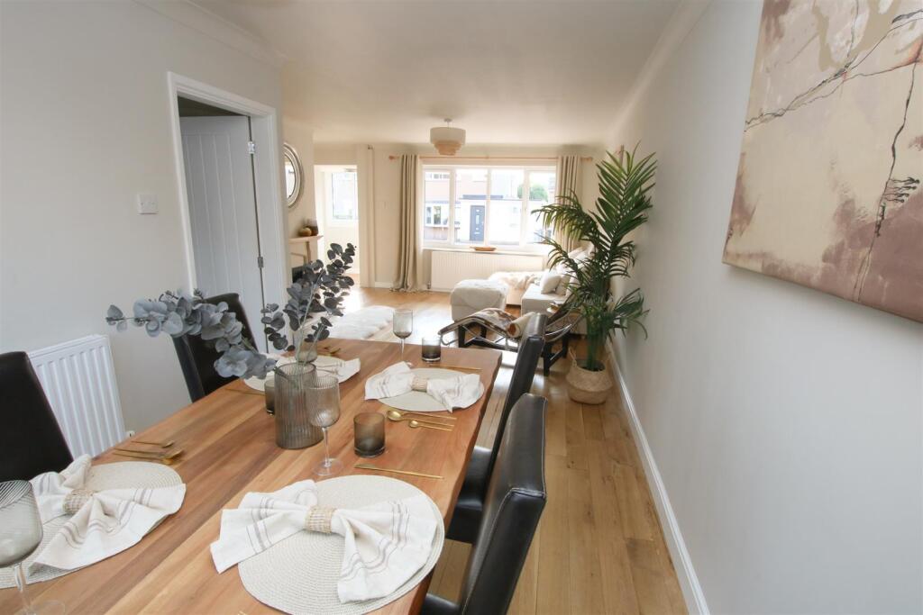 OPEN PLAN LOUNGE &amp; DINING ROOM