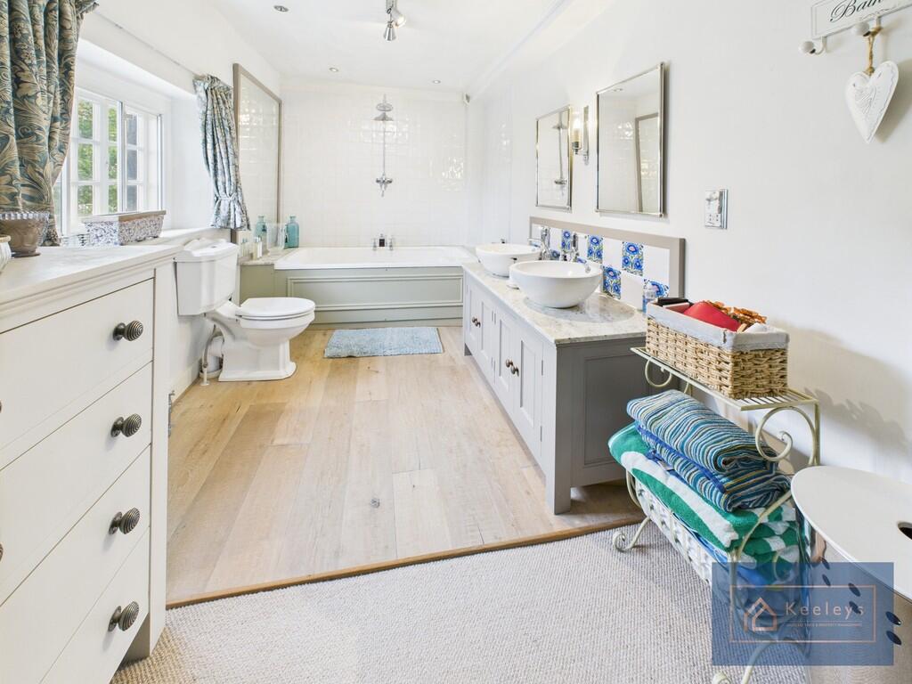 En-suite to bedro...