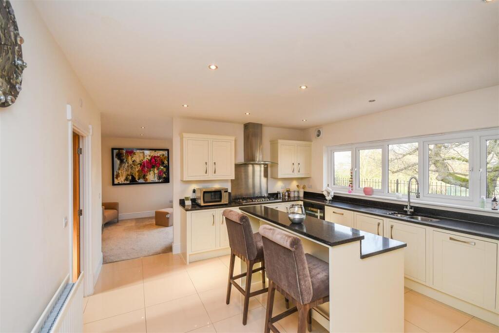 18 Pickwick Gardens - Breakfast Kitchen.jpg